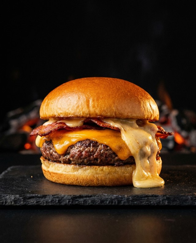 Le burger Le Royal : bœuf, bacon et cheddar fondu
