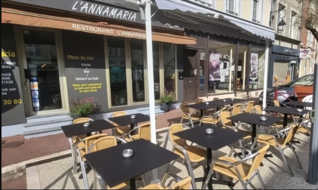 La terrasse du restaurant, tables et chaises installées devant la façade